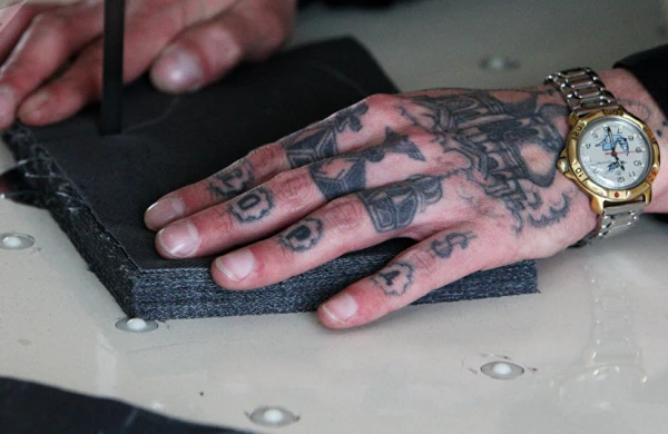 Həbsxananın yazılmamış qanunları:Çalış borclu qalmayasan. Əks halda hamı səni “fuflo” adlandıracaq