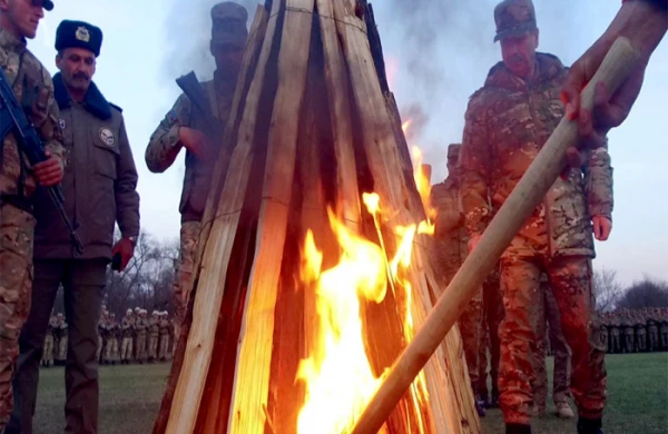 Zakir Həsənov tonqaldan tullandı, əsgərlərlə rəqs etdi