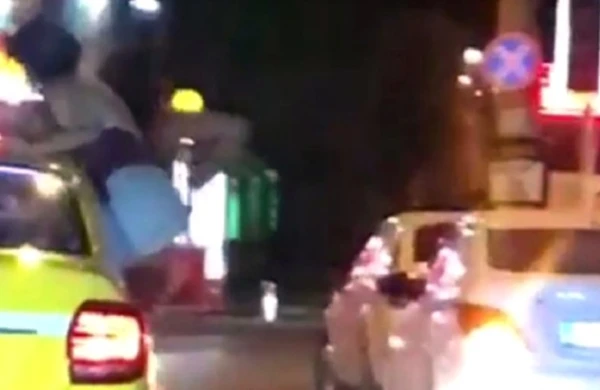 Qızların biabırçı görüntüsü: Yarıçılpaq taksidə...