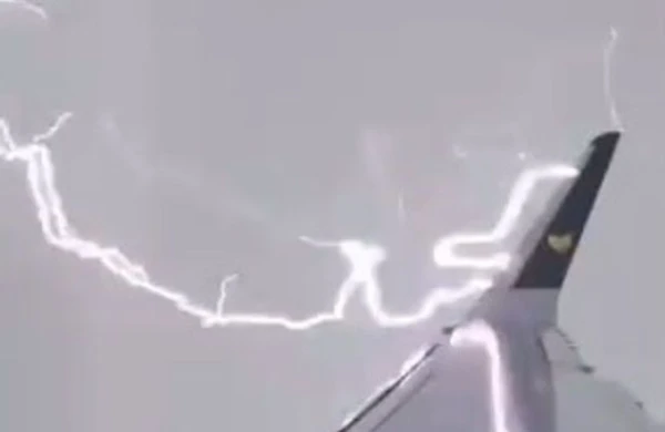 Təyyarəni havada  ildırım vurdu