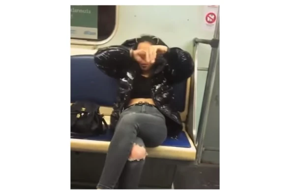 Metroda göbəyini açıb oynayan qız rəzil oldu -Bakıda