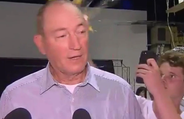 ŞOK kadrlar:Müsəlmanları təhqir edən senatorun başında yumurta qırdılar