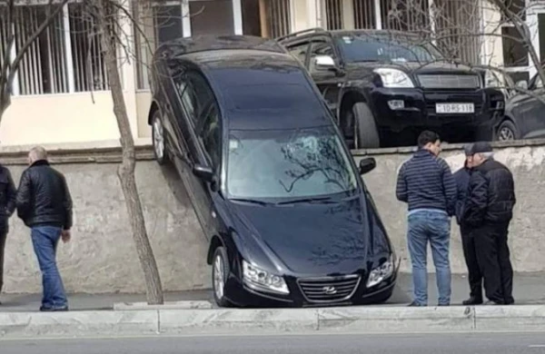 Maşını arxaya vermək əvəzinə,qabağa verdi...-Sürücü qadındır