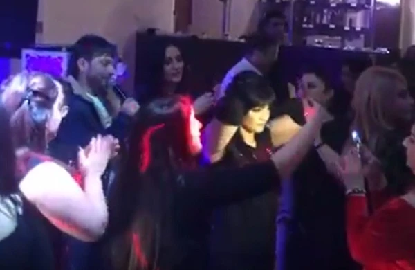 Azərbaycanda qızlar görün hansı mahnıya oynadı:"Kazbekə şey basım zırranım..."