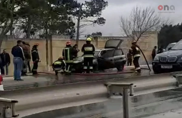 Bakı-Sumqayıt yolunda avtomobil yanıb - VİDEO