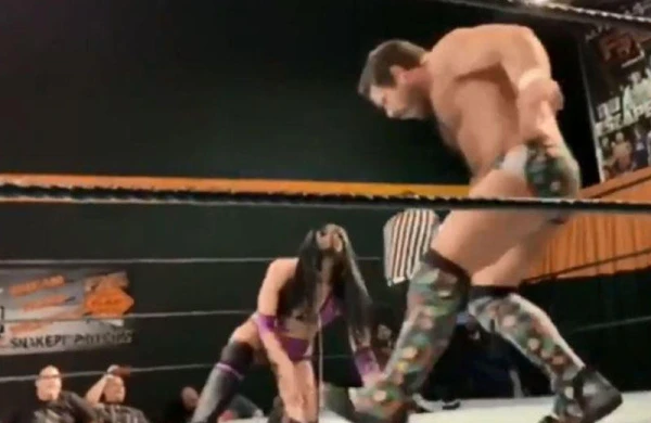 Qadın güləşçi rəqibinin alt paltarını endirib, qusdu - Rinqdə biabırçılıq - FOTO