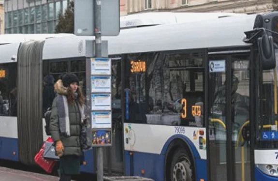 Rusca danışdığına görə sürücünün saçını yoldular