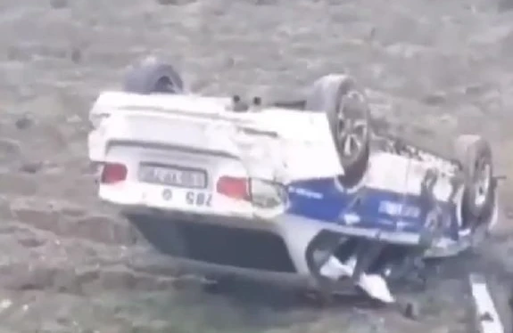 Azərbaycanda dəhşətli qəza:Polis maşını çevrildi,sürücüsü içində qaldı