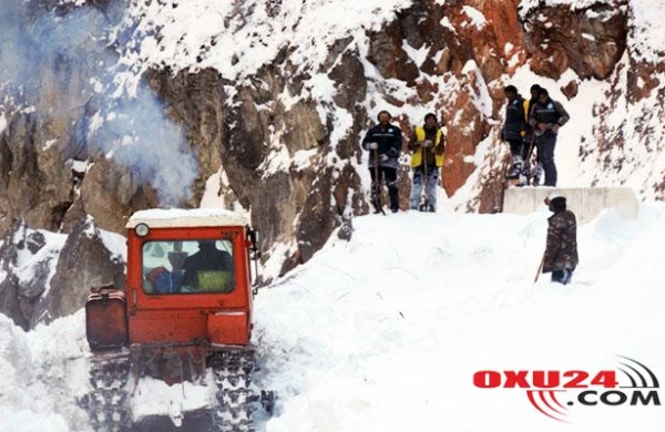 Xınalıq yolunda qar uçqunu oldu