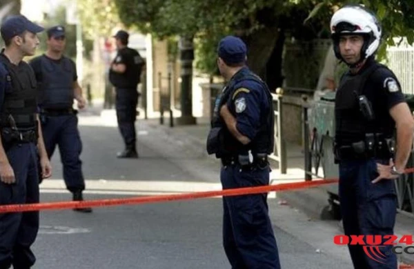Rusiya səfirliyi qarşısında polislərə qumbara atdılar