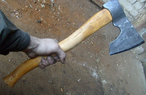 Bərdədə dəhşət: ər arvadını baltaladı