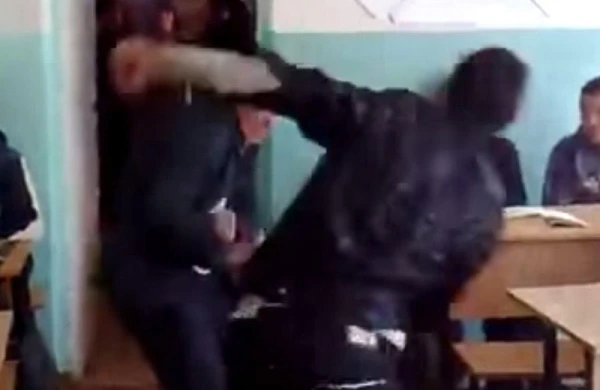 Bakıda şagirdlər müəllimi döydü -Üstünə təcili yardım gəldi