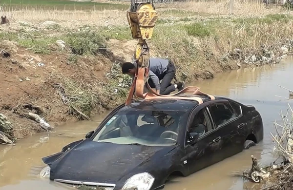 Dəhşətli qəza: Qadın maşın qarışıq kanala düşdü