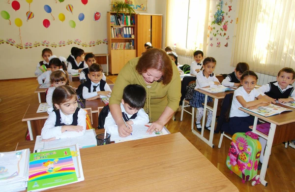 Uşaqları rus sektoruna qoymaq istəyən valideyinlərə - PİS XƏBƏR