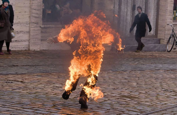 I qrup əlil özünü yandırmaq istədi, polislər də yaralandı