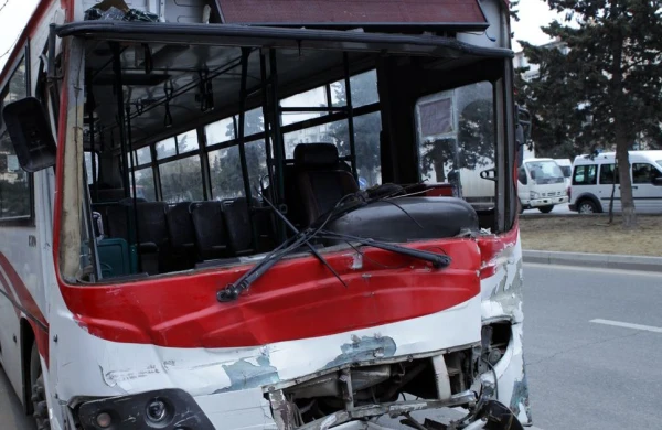 Bakıda sərnişin avtobusu qəzaya düşdü -Yaralılar var