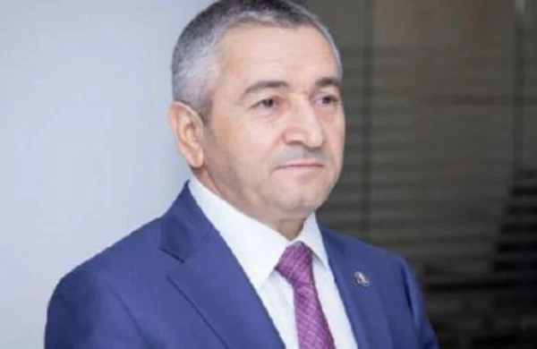 Çılpaq qızların videosu ilə bağlı icra başçısının övladlarının adı hallanır – Açıqlama