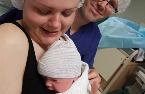 Nadir görülən hadisə - Nəvəsini dünyaya gətirdi