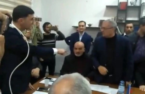 Tural Abbaslı və İsgəndər Həmidov əlbəyaxa dava həddinə gəldilər