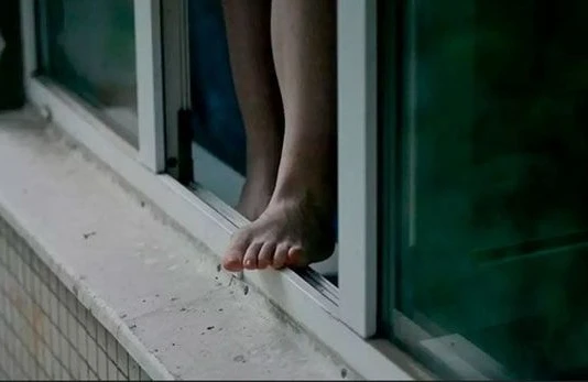 Bakıda şagird məktəbin 3-cü mərtəbəsindən yerə düşdü - İntihar edib?