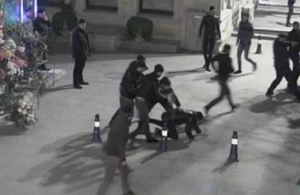 Bakıda şok video!Qız üstündə kütləvi dava