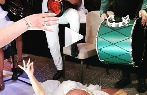 Rəqqasədən ehtiraslı video: Yerə yıxılıb sinəsini ...