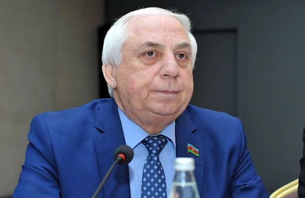 "Xanımım həci xanımdır,25 ildir parlamentdəyəm və başımın üstündə Quran var" — Hadi Rəcəbli