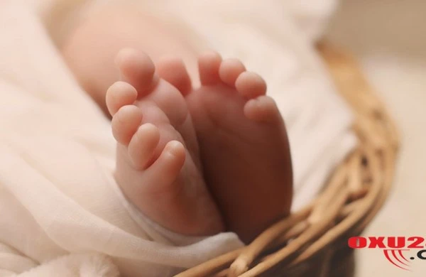 Məktəbli qız hamilə olduğunu doğuş zamanı bildi, körpəni divanın altında gizlətmək istədi