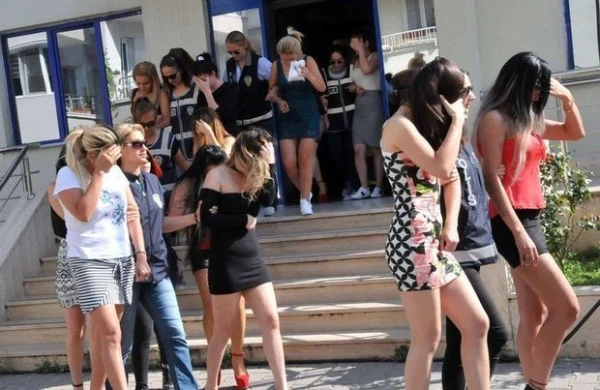 Fahişəxanada əməliyyat:Azərbaycanlı qadınlar turistlərlə tutuldu