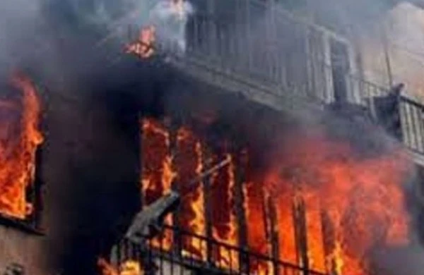 Bakıda yataqxana yanır - 45 yaşlı kişi özünü binadan atdı