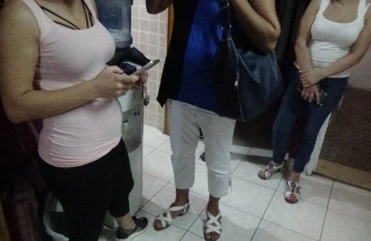 Masaj salonunda fahişəlik göstərənlər tutuldu -Aralarında polis də var