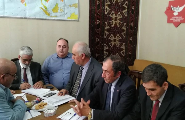 Azərbaycan Xalq Hərəkatının iclasında dava düşdü