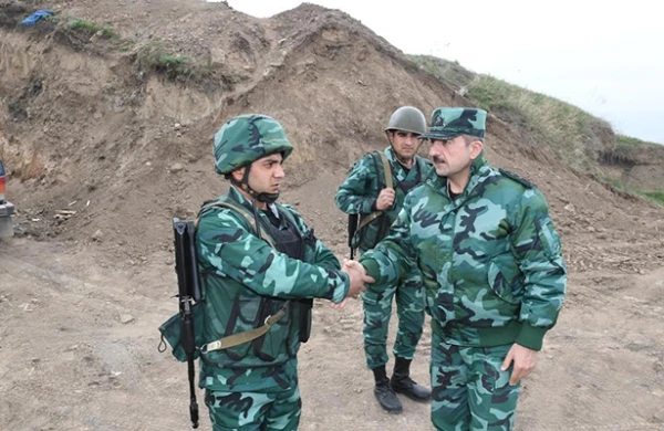 Elçin Quliyev sər­hə­ddə yerləşən döyüş məntəqə­lə­rin­i yoxladı