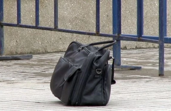 Polis ŞÜBHƏLİ çanta tapdı - İçindən çıxanlara İNANMAYACAQSINIZ / FOTOLAR
