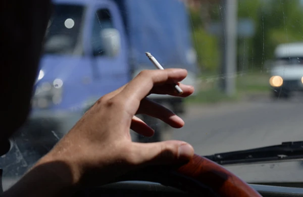 Maşında siqaret çəkənlərin DİQQƏTİNƏ! - Polis sizi görsə, cərimə yazacaq