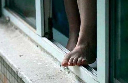 Bakıda özünü beşinci mərtəbədən atan qız ağaca ilişib sağ qaldı