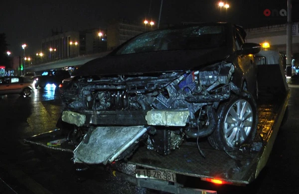 20 Yanvar dairəsində avtomobil maneəyə çırpılıb, xəsarət alan var