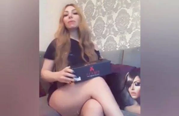 Azərbaycanlı qızın biabırçı görüntüsü:Elə oturdu ki...