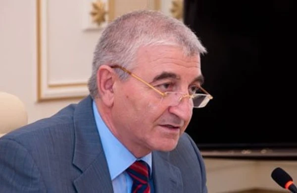 Məzahir Pənahov nə qədər maaş alır?