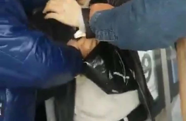 Metroda SKANDAL! Qadın sərnişinə cinsi orqanını göstərdi