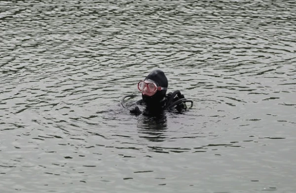 Dərsdən çıxıb özünü çaya atan müəllimənin görüntüsü yayıldı