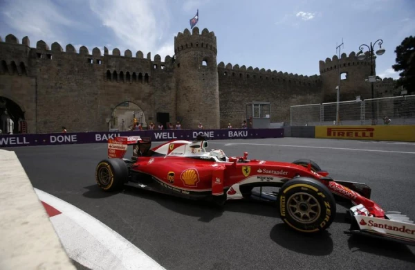 “Formula 1” Azərbaycanda bolid kanalizasiya lyukuna ilişdi - BİABIRÇILIQ