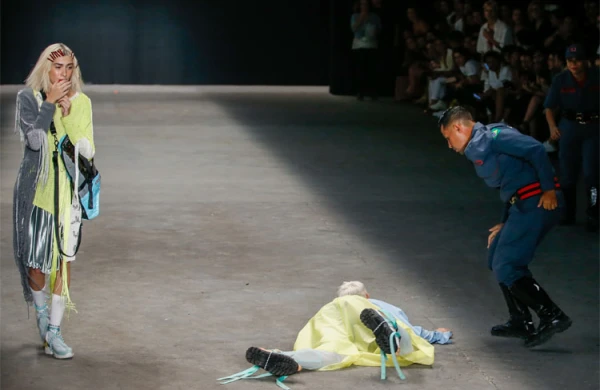 Model podiumda öldü