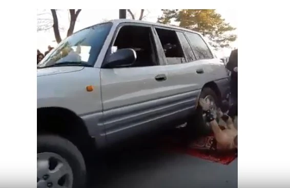 Maşın pəhləvanın üstündən keçdi