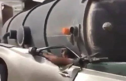 Dəhşətli qəza!Yük maşını milyonluq avtomobilin üstünə aşdı,sürücü içində qaldı