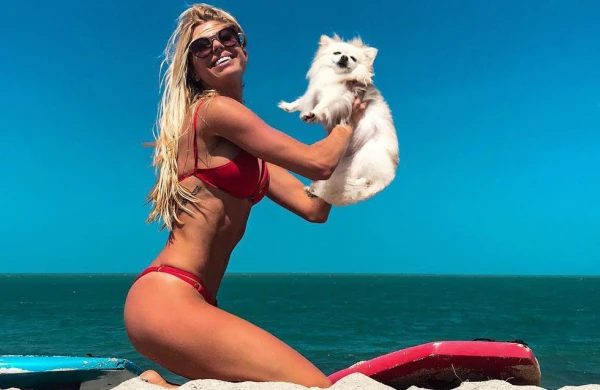 Dəhşətli hadisə: İti suya düşən model onu xilas etmək istəyərkən boğuldu