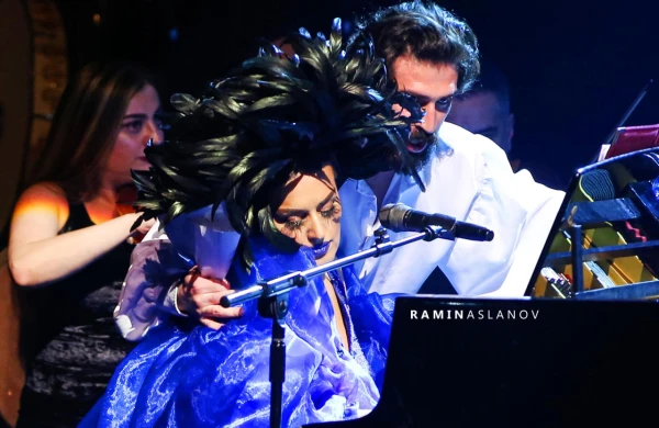 "Mən piano ilə sevişirəm, onu doğuzdururam": Elza yenə coşub-daşdı