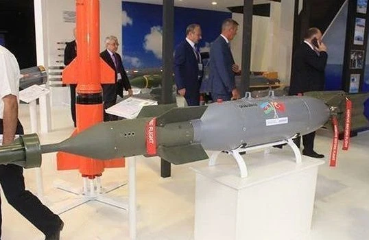 Azərbaycan yeni lazer güdümlü bombasını göstərdi: Hədəf nöqtəsi tapılır və məhv edilir