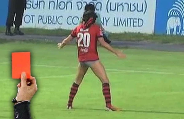 Futbolda biabırçı anlar: hakim qırmızı vərəqə verdi