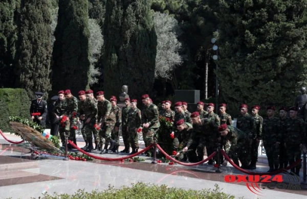 Əsgər Heydər Əliyev babasının məzarını ziyarət etdi - FOTO